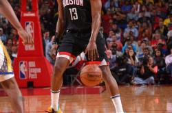 开云sport-包含马刺横扫勇士B队，萨姆·米切尔制霸全场的词条