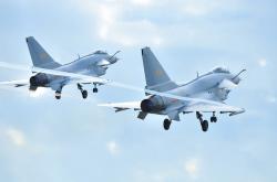 开云体育app-赛道如球场，当F1街道赛的轰鸣遇见莱万的大心脏