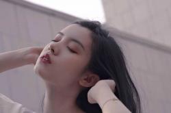 开云体育入口-陨落与救赎，英雄神话如何在雄鹿的机械绞杀中终结？