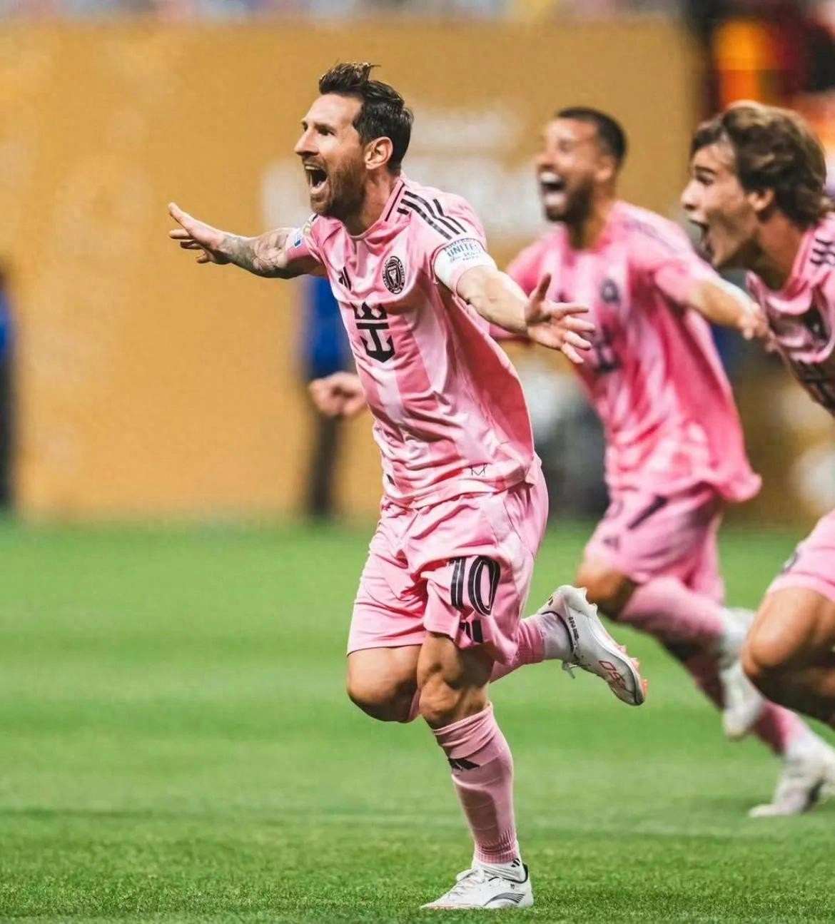 莱比锡红牛绝地反击加拿大，梅西一己之力扛起全队