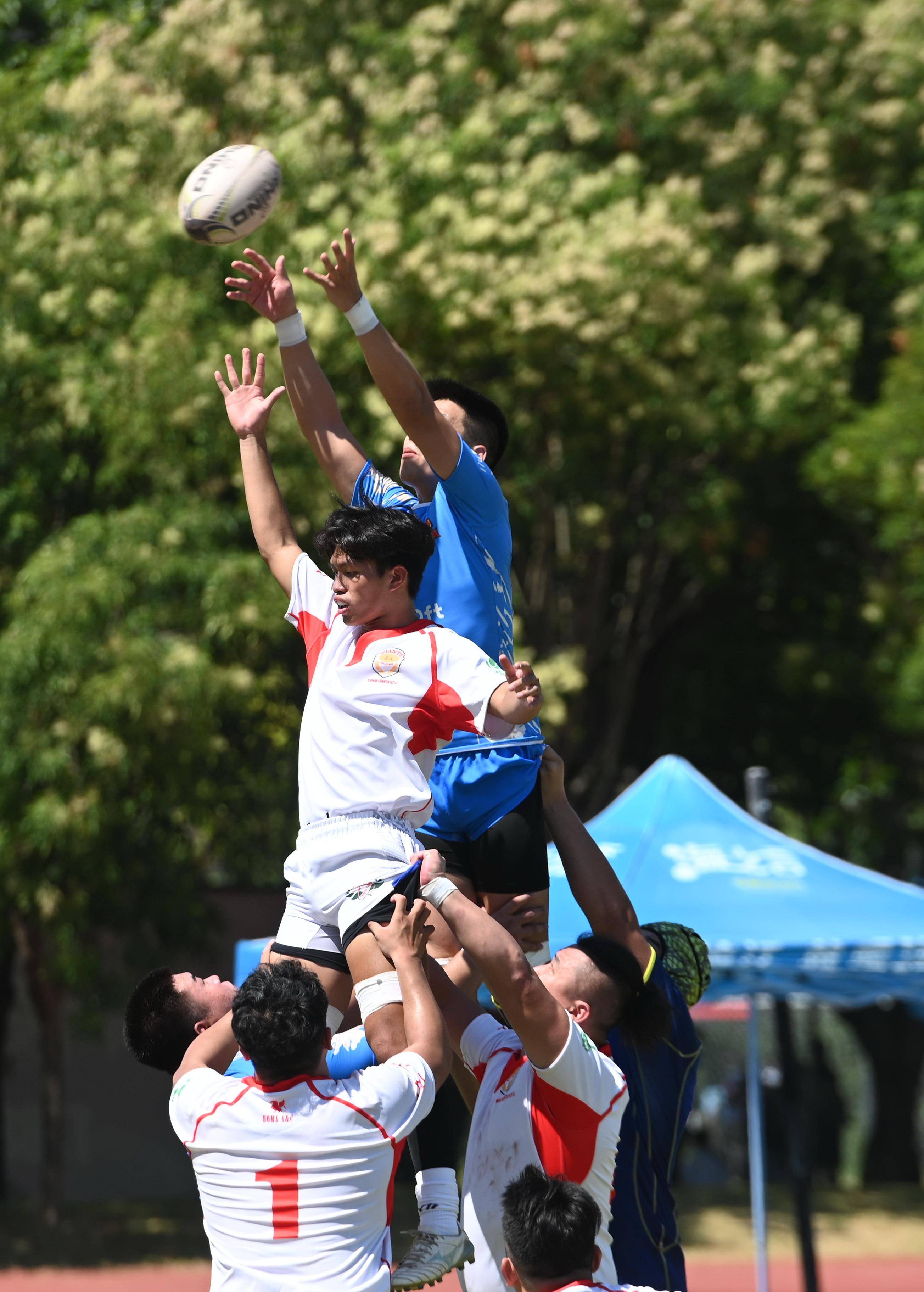 场面火爆！橄榄球观众席沸腾不已