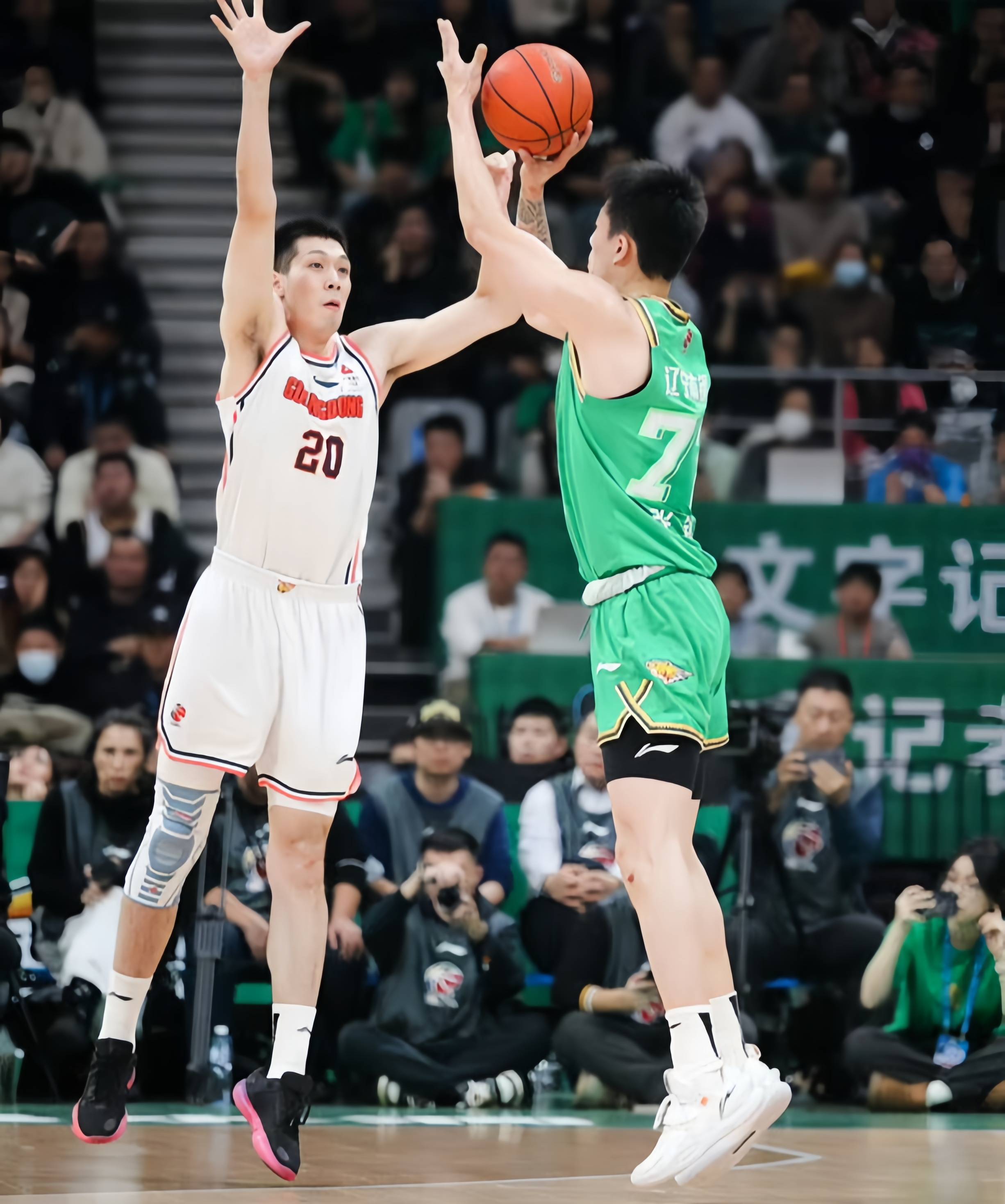 青岛队险胜江苏队，周琦统治全场