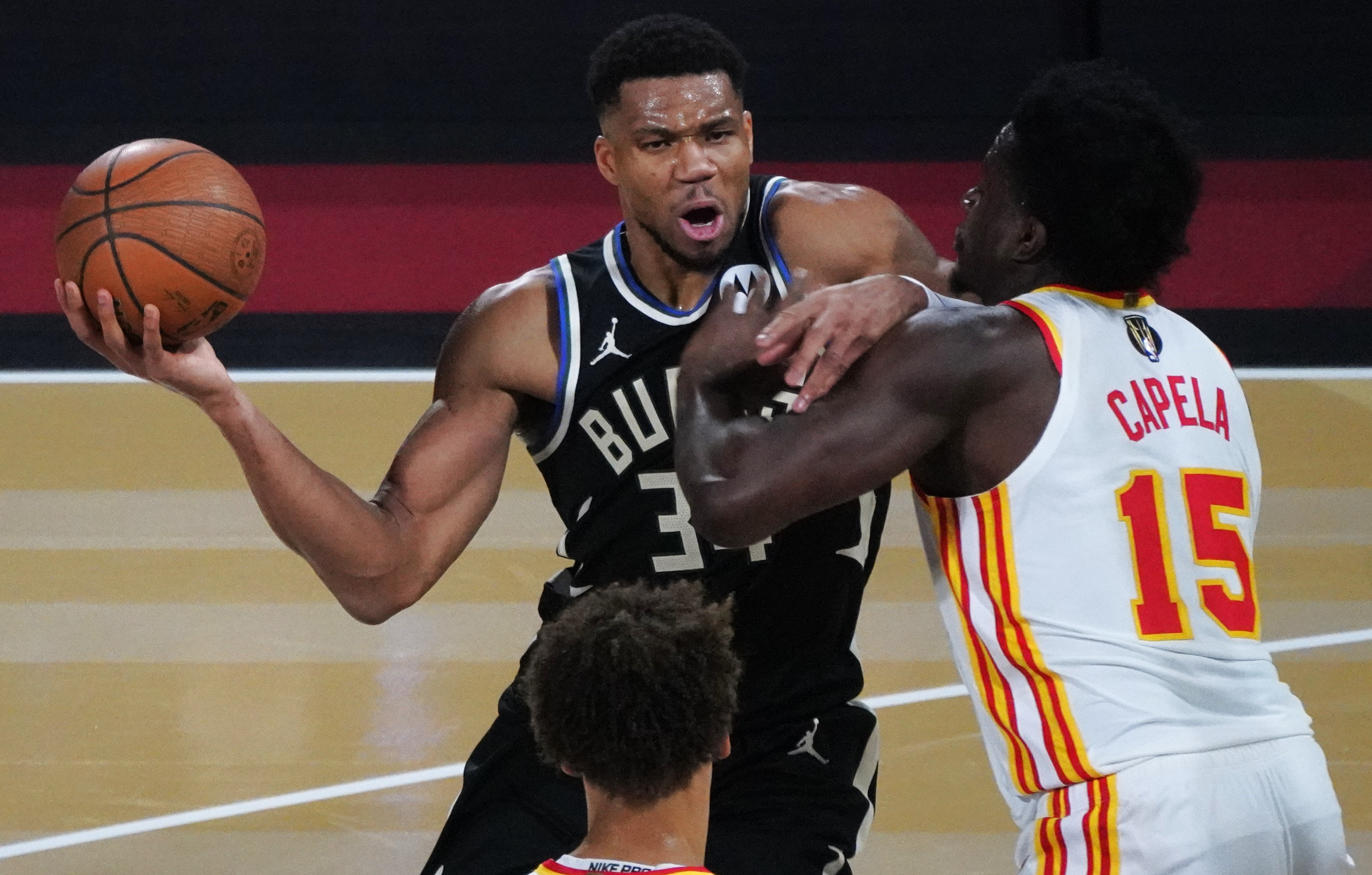 雄鹿完胜深圳队，莫兰特惊艳四座