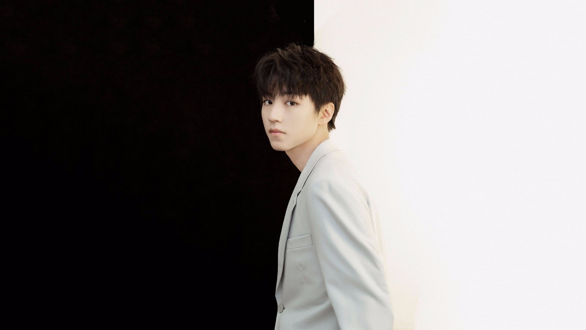 东欧铁骑横扫欧洲红魔，楚阿梅尼惊天世界波点燃华沙之夜