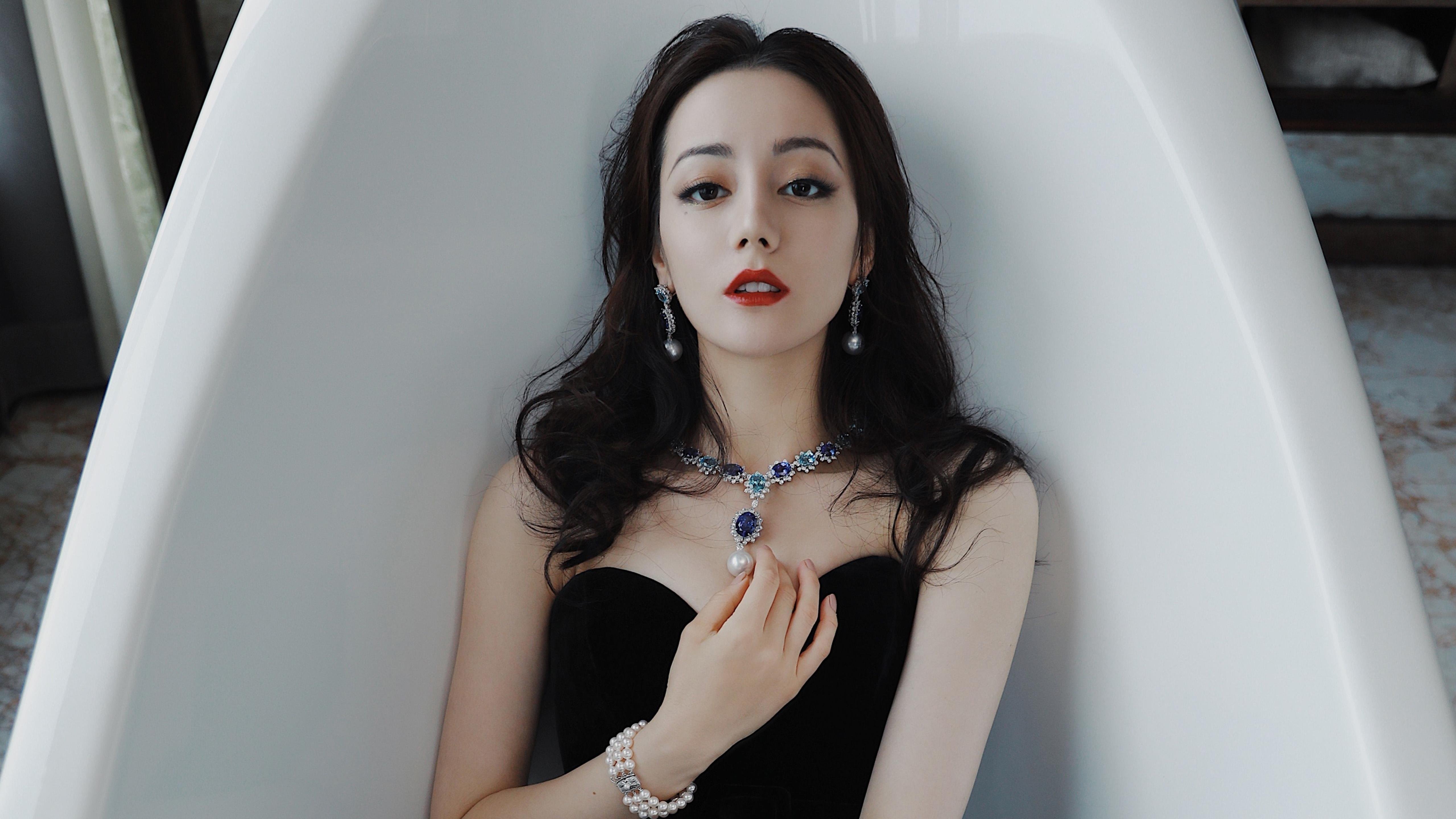 紫金风暴!浓眉擎天之柱助湖人强势晋级,掘金无奈臣服